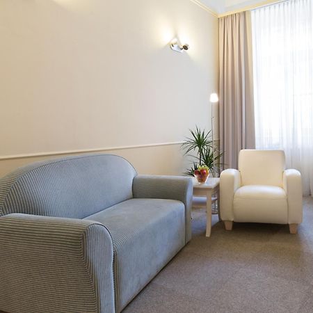 Unitas Hotel Praag Buitenkant foto