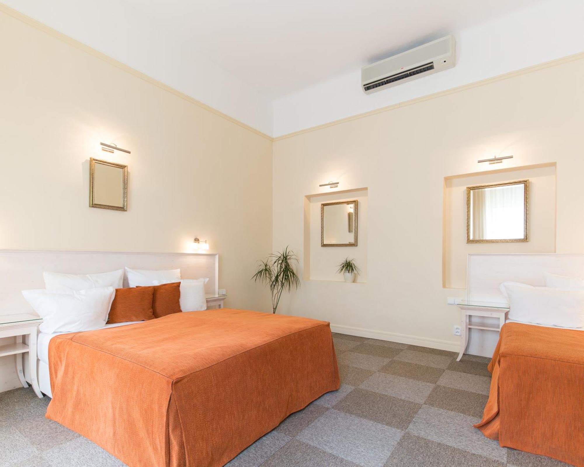 Unitas Hotel Praag Buitenkant foto